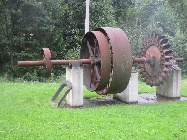 Historické soukolí s Peltonovou turbínou v Hamrech