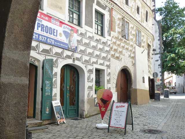 Sgrafitová výzdoba domů cestou k náměstí