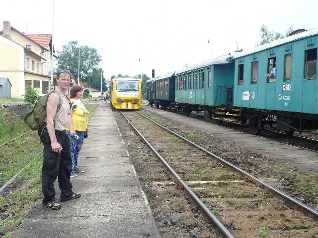 Cestující nám z oken mávali na pozdrav